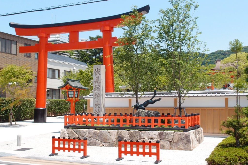 A kitsune at the entrance of Fushimi Inari Taisha (伏見稲荷大社)